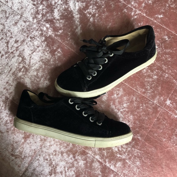 🎉HP🎉 Betsey Johnson Velvet Sneakers - Picture 2 of 5